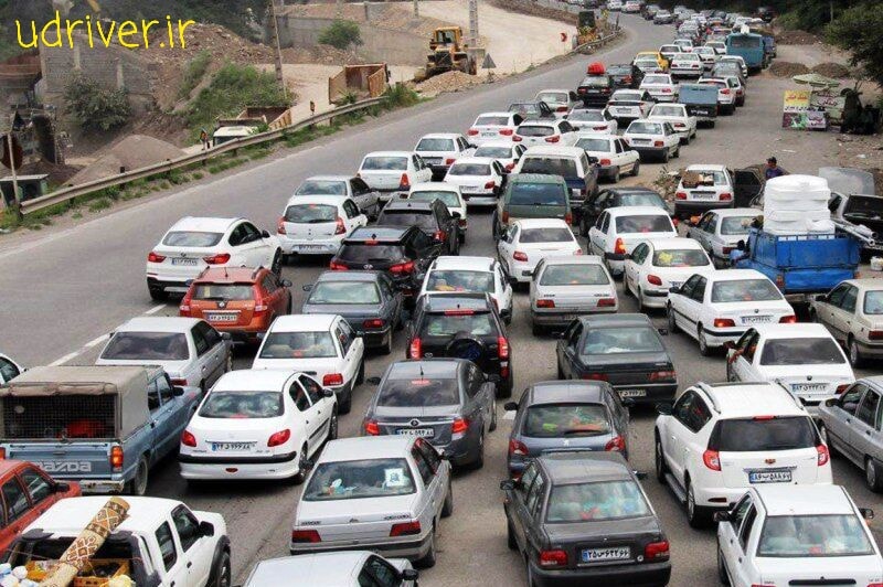 در جاده پرترافیک ، اتومبیل ها به طور فشرده در حرکت هستند . چگونه از بروز حادثه جلوگیری می‌کنید ؟