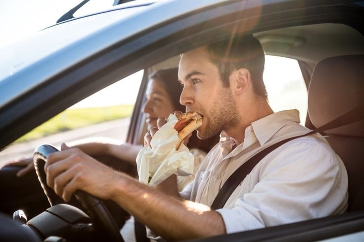 خوراكي خوردن هنگام رانندگي