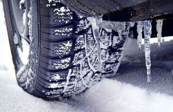 گیر کردن ماشین در برف